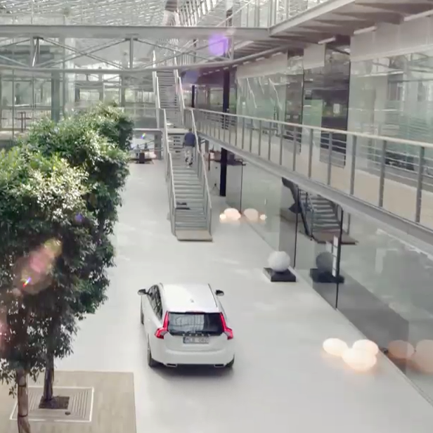 Volvo V60 Hybrid Commercial